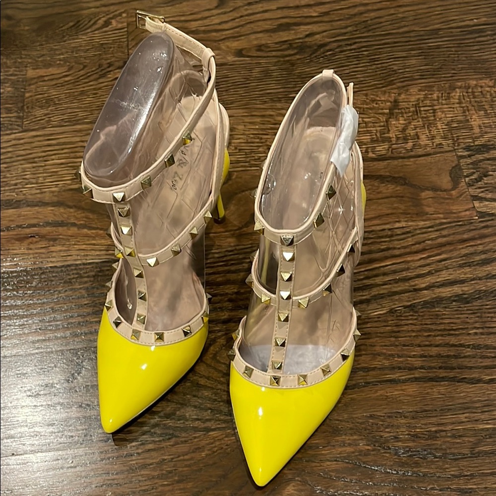 Chic Yellow Studded Heels